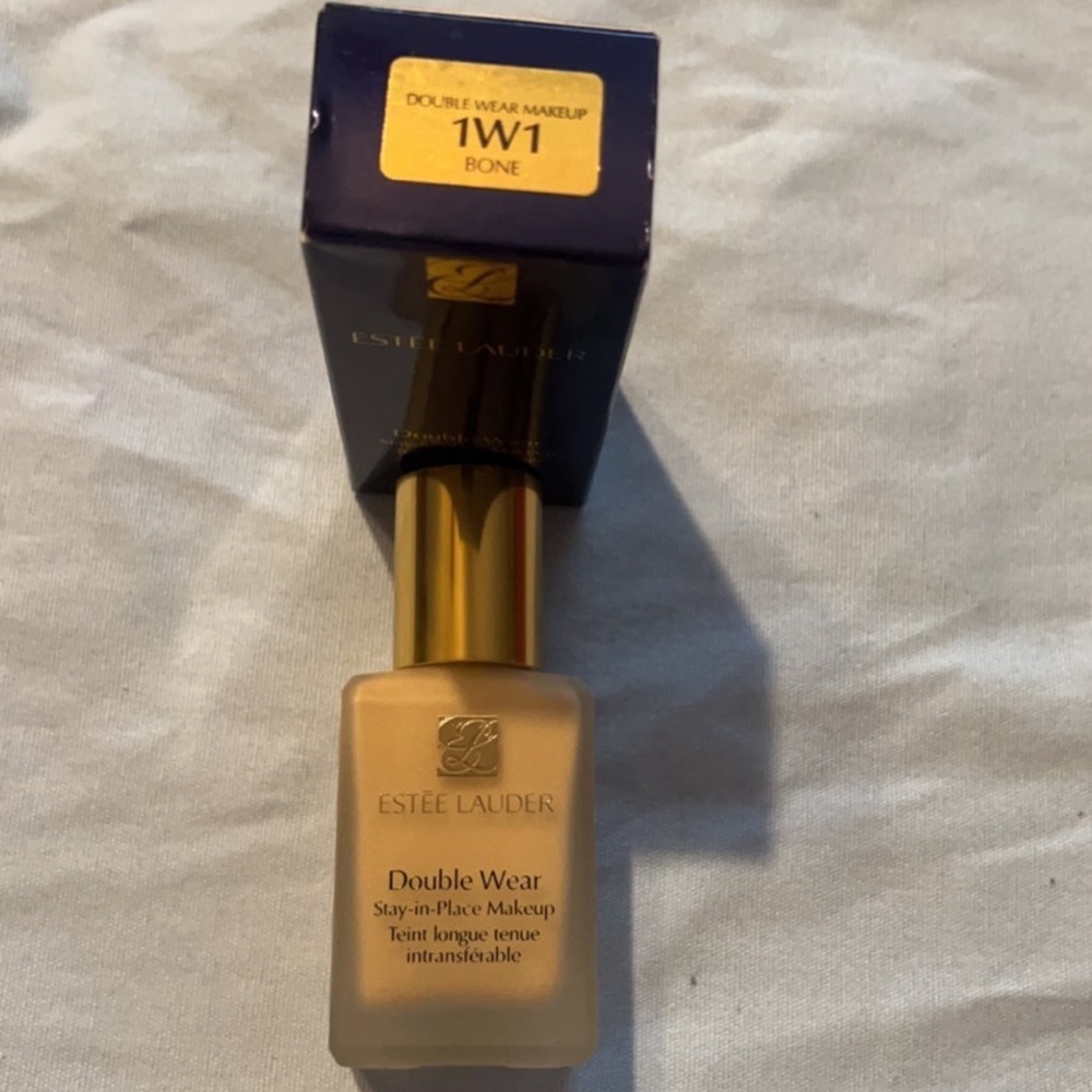 Estée Lauder double wear foundation in 1W1 Bone